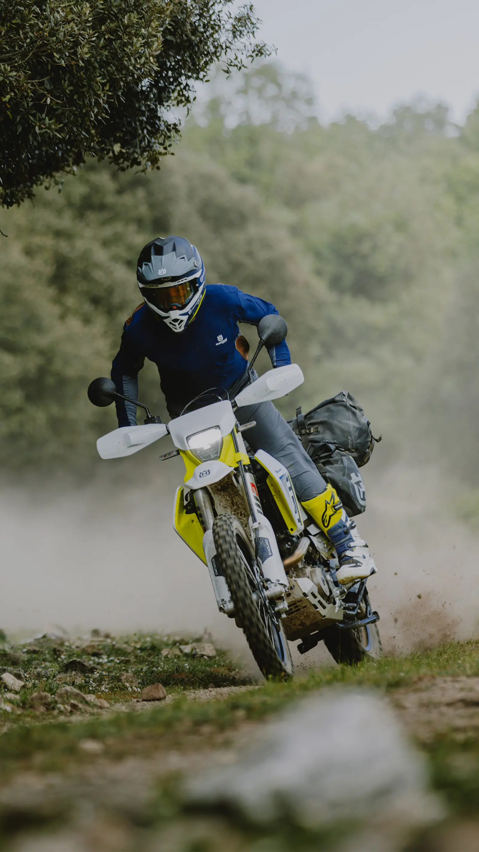 Husqvarna 701 Enduro in Fahrt