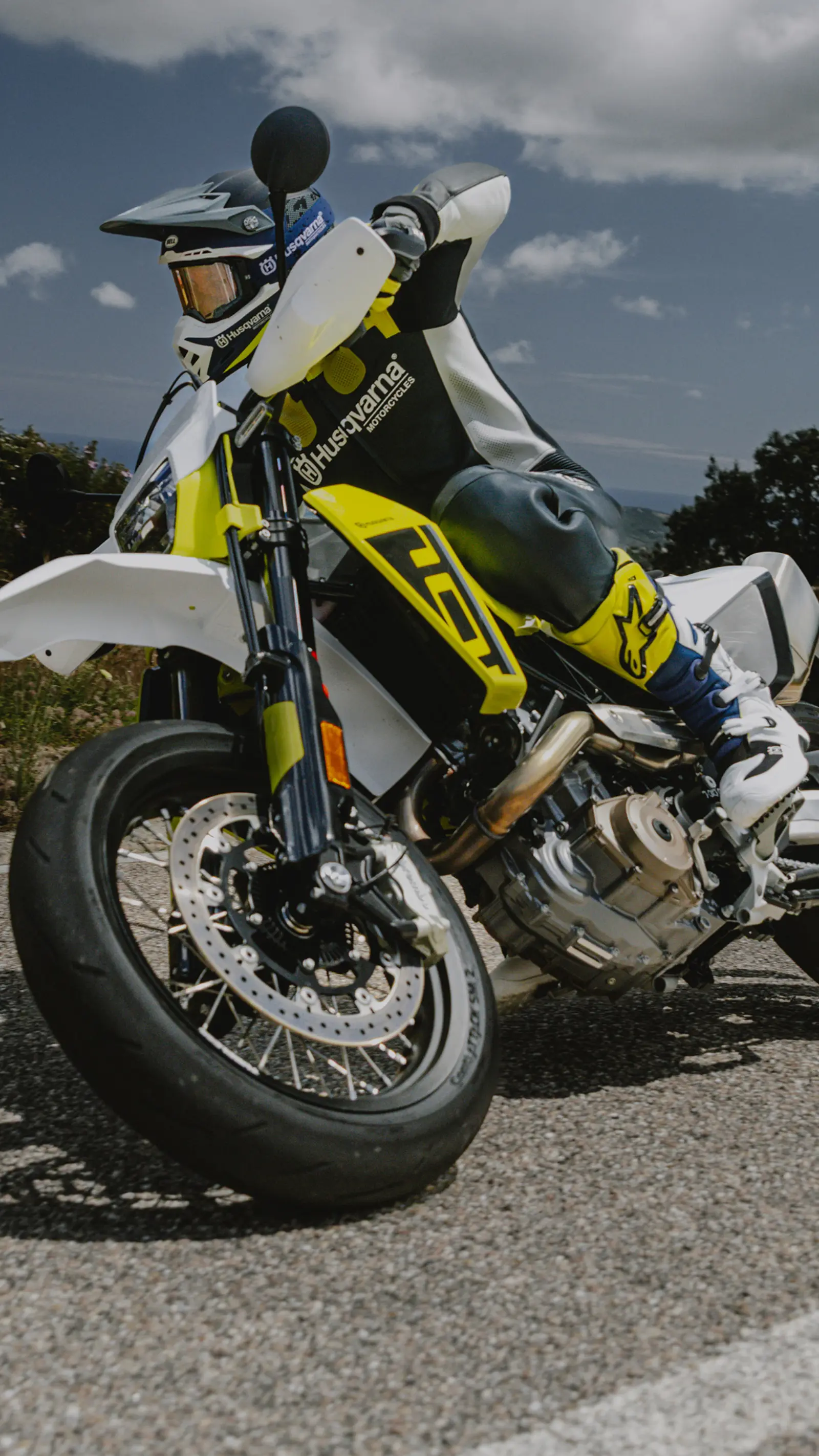 Husqvarna 701 Supermoto in Fahrt