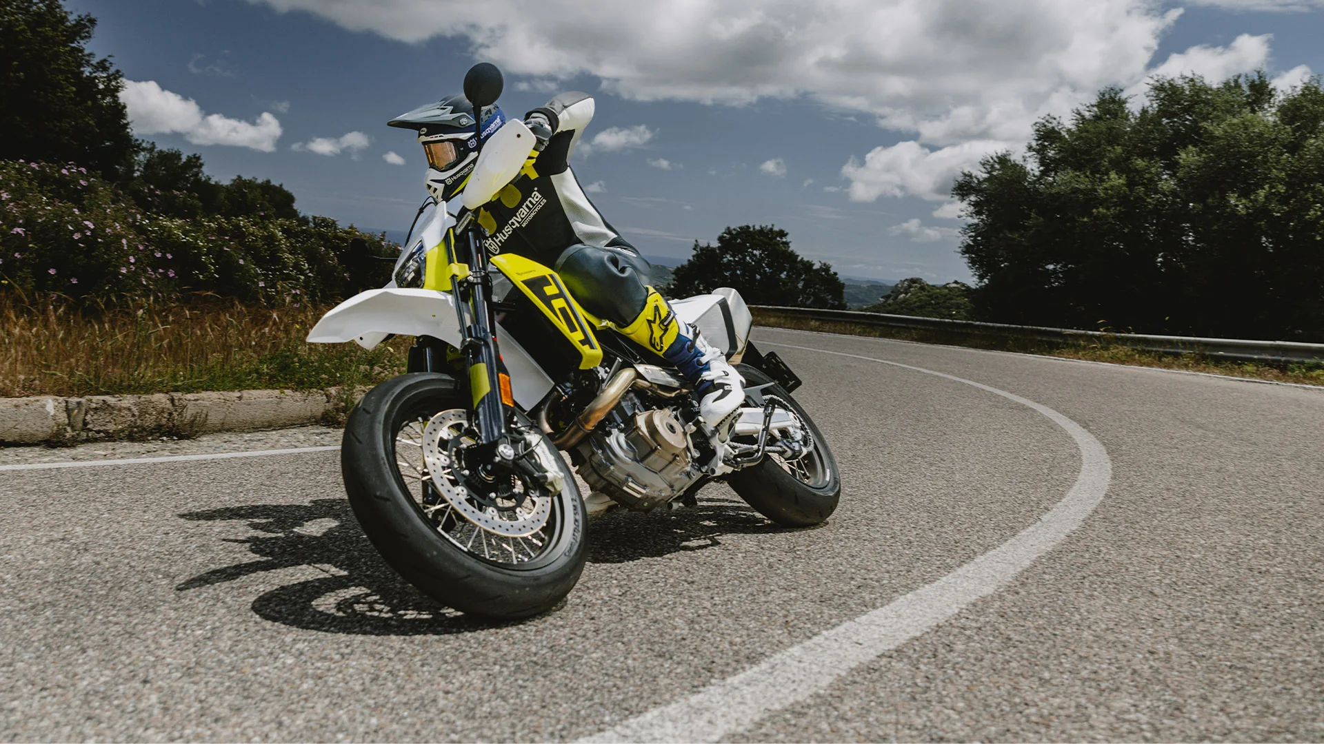 Husqvarna 701 Supermoto in Fahrt