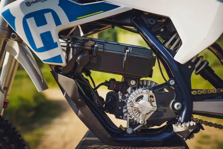 Husqvarna EE 3: Batterie und Laden