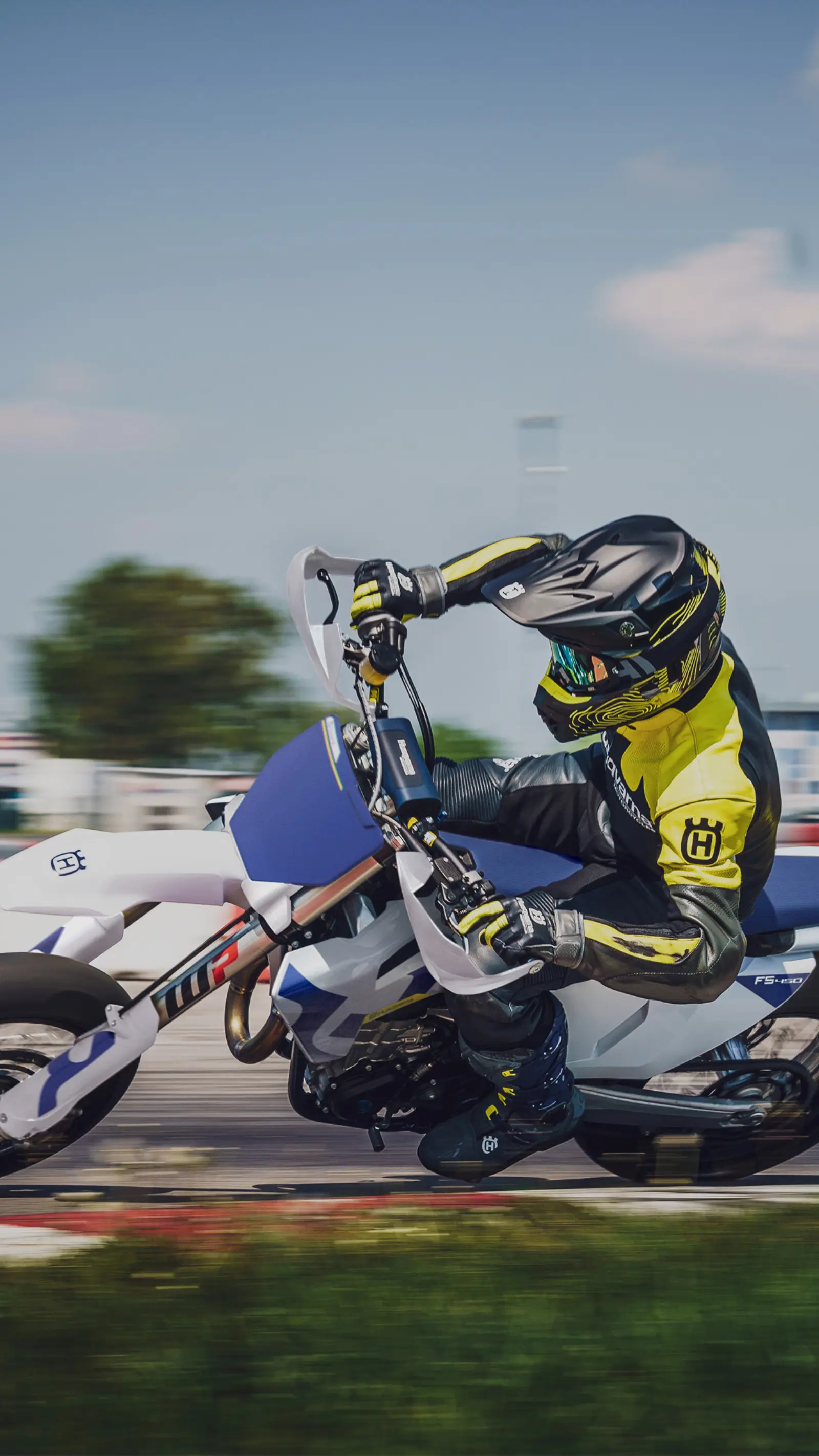 Husqvarna FS 450 in Fahrt