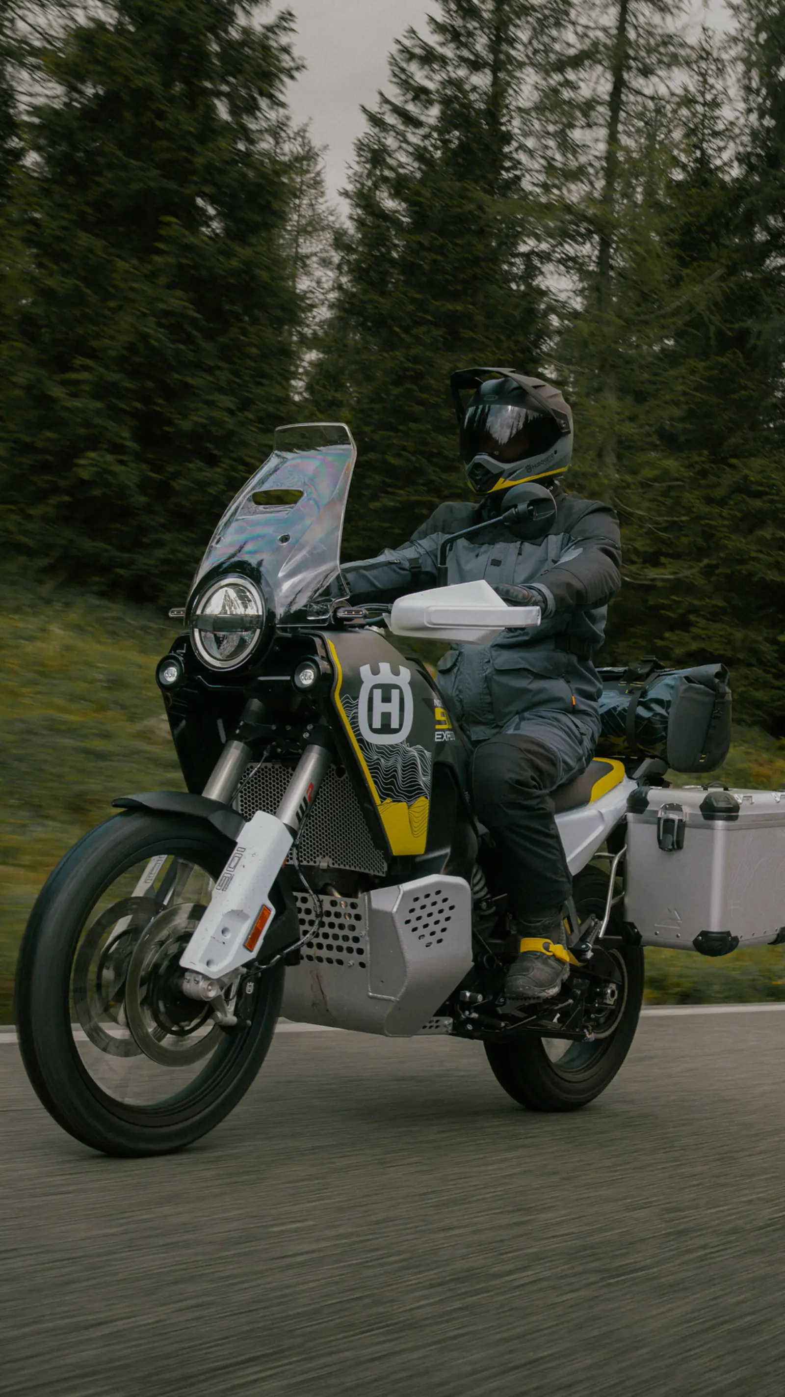 Husqvarna Norden 901 Expedition in Fahrt