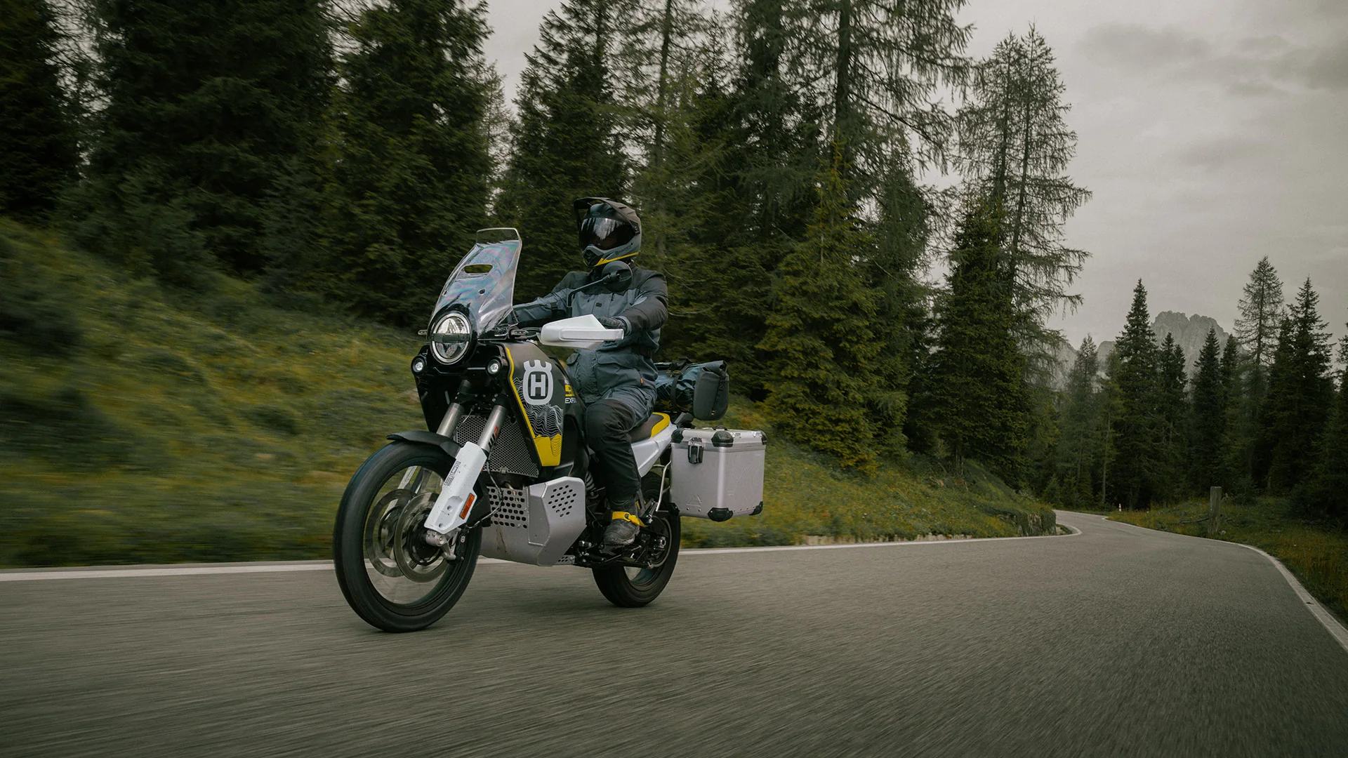 Husqvarna Norden 901 Expedition in Fahrt