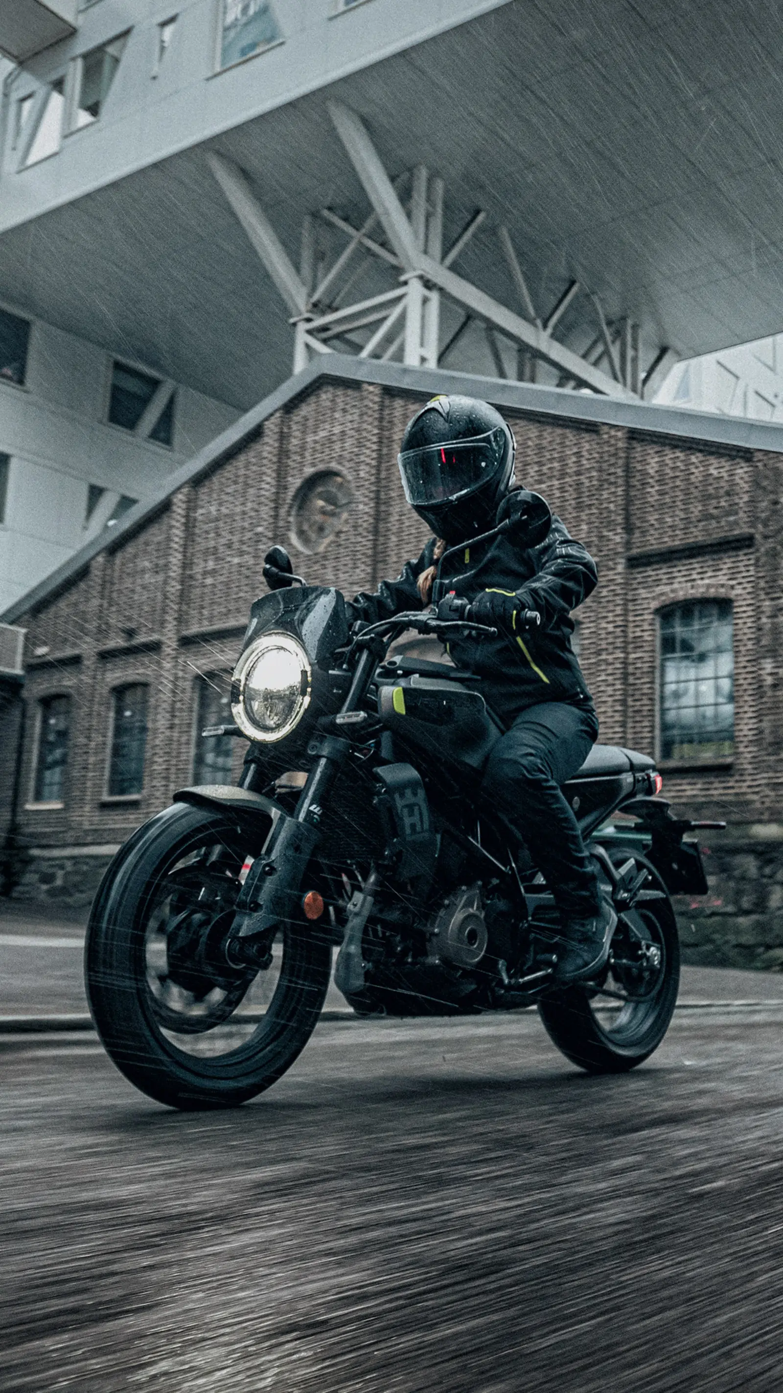 Husqvarna Svartpilen 125 in Fahrt