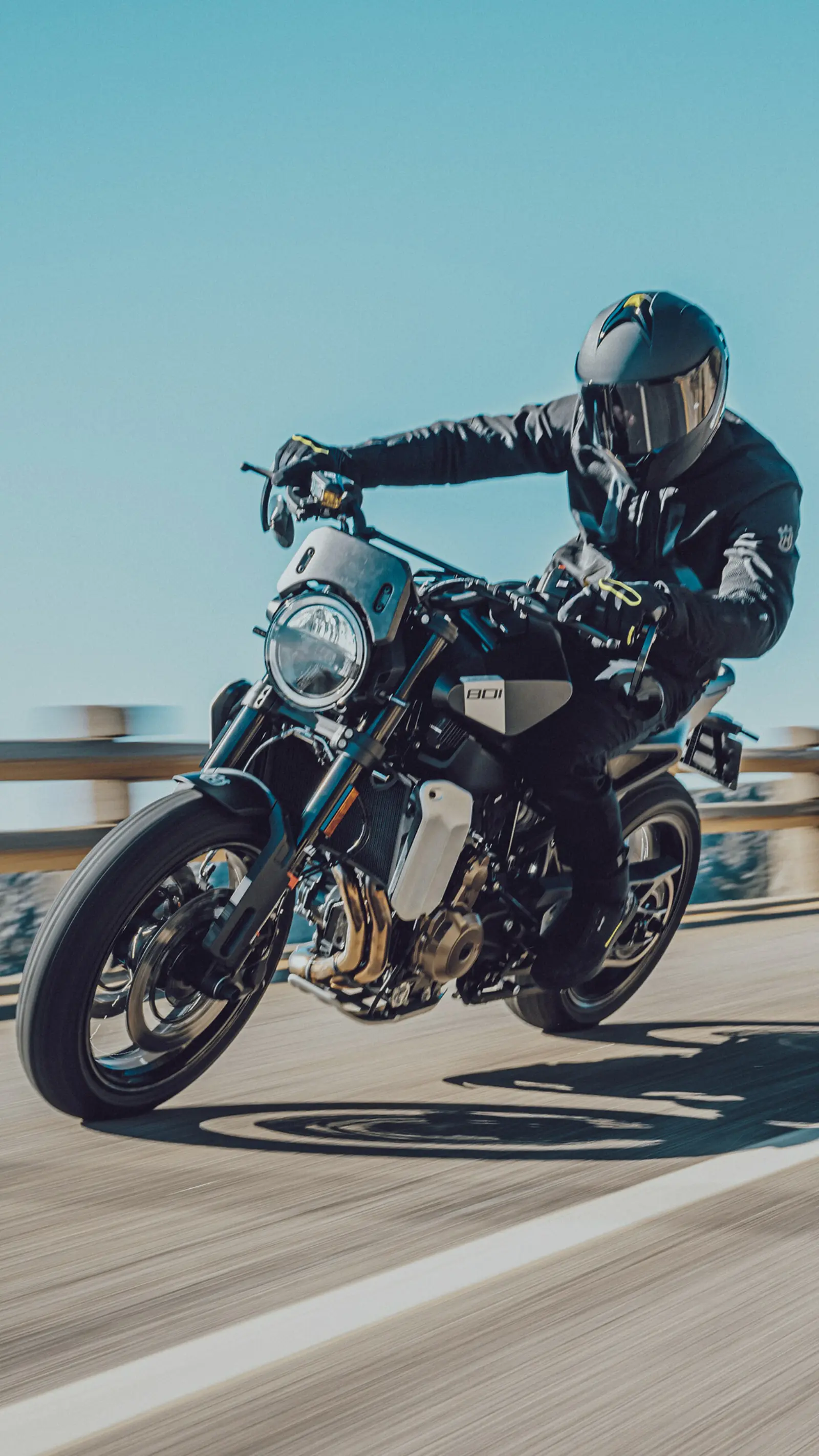 Husqvarna Svartpilen 801 in Fahrt