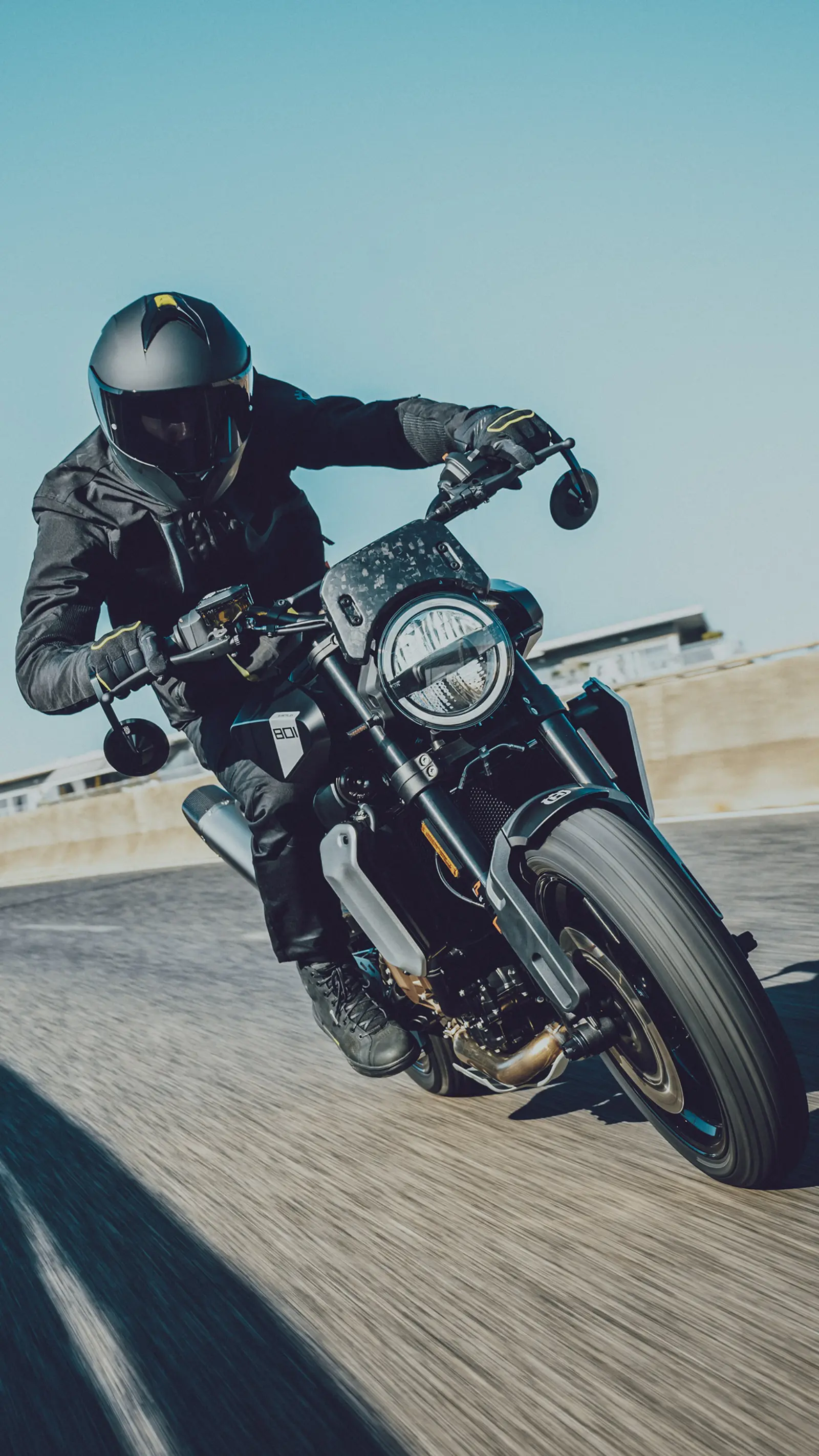 Husqvarna Svartpilen 801 L in Fahrt