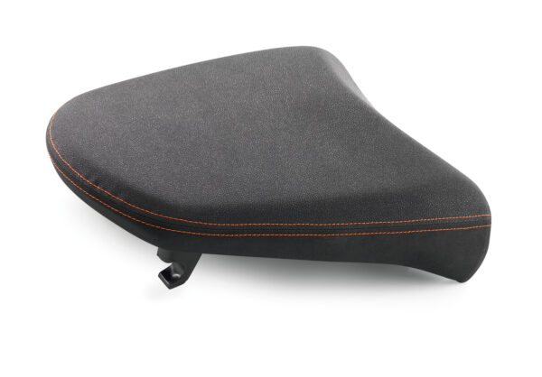 pho_pp_nmon_60307947000_pillion_rider_ergo_seat_heated__sall__awsg__v1