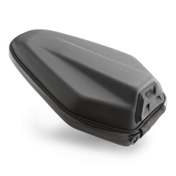 pho_pp_nmon_626274_a67412973000_pillion_seat_bag_var_studio_pictures_street__sall__awsg__v1