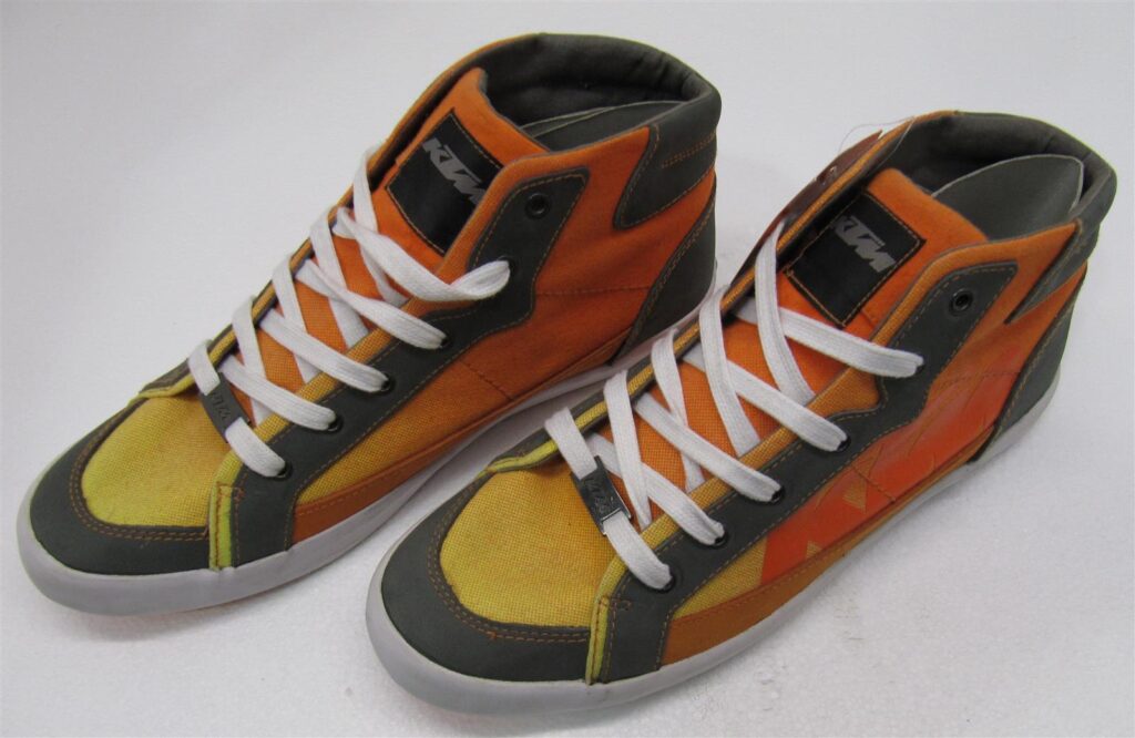 RESOUNDING SHOES 43/10